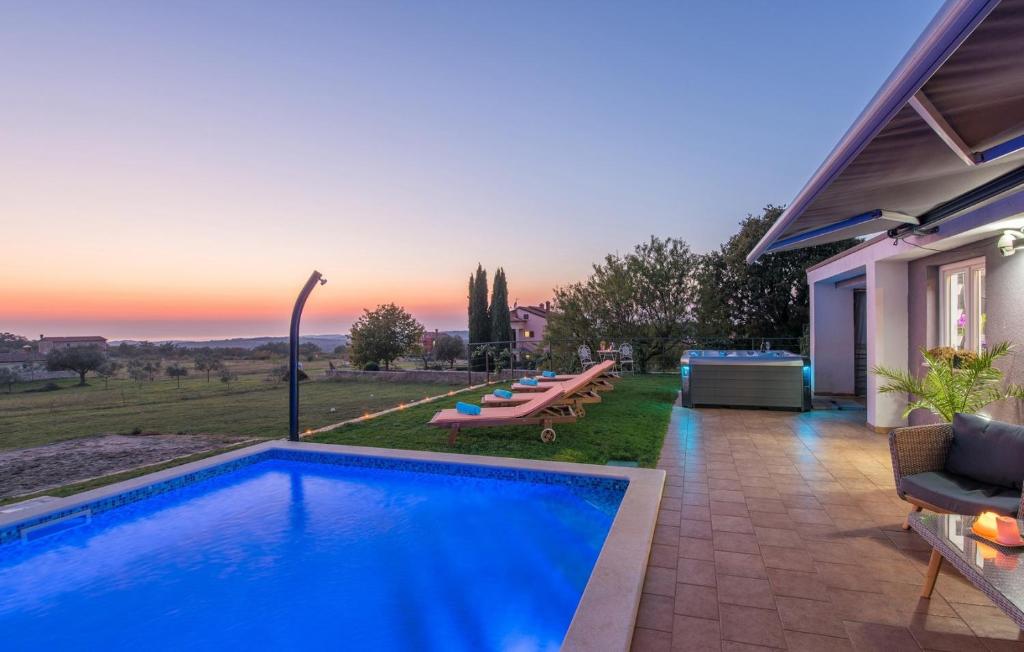 Basen w obiekcie Modern Villa di Rovigno with Pool, Hot Tub and Sea View lub w pobliżu