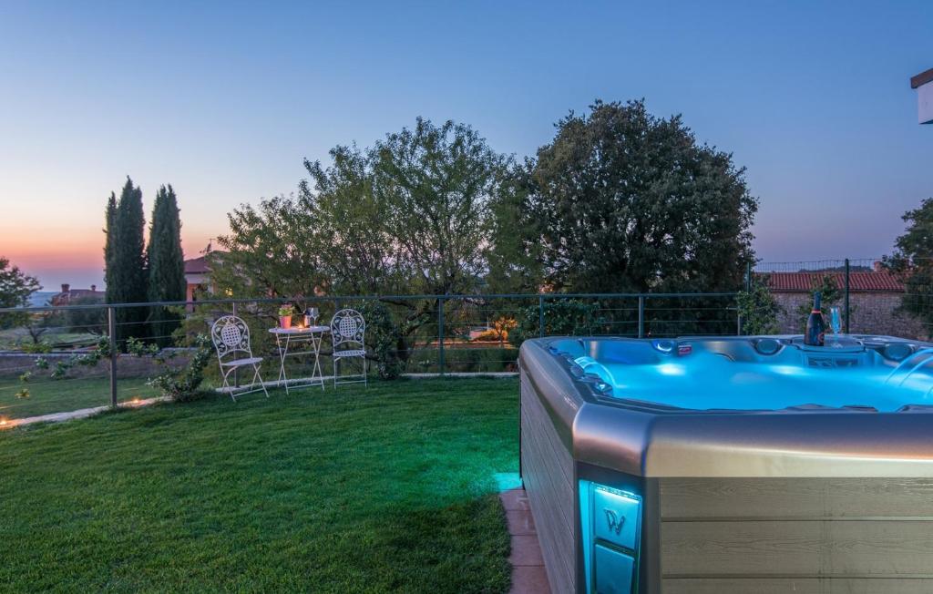 Basen w obiekcie Modern Villa di Rovigno with Pool, Hot Tub and Sea View lub w pobliżu