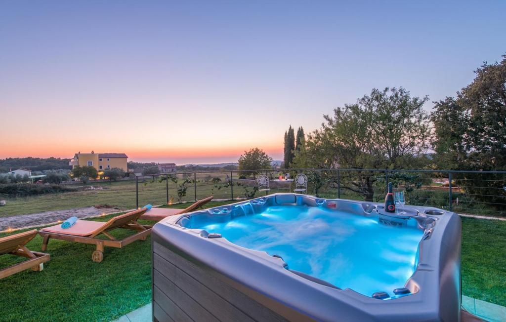 Basen w obiekcie Modern Villa di Rovigno with Pool, Hot Tub and Sea View lub w pobliżu