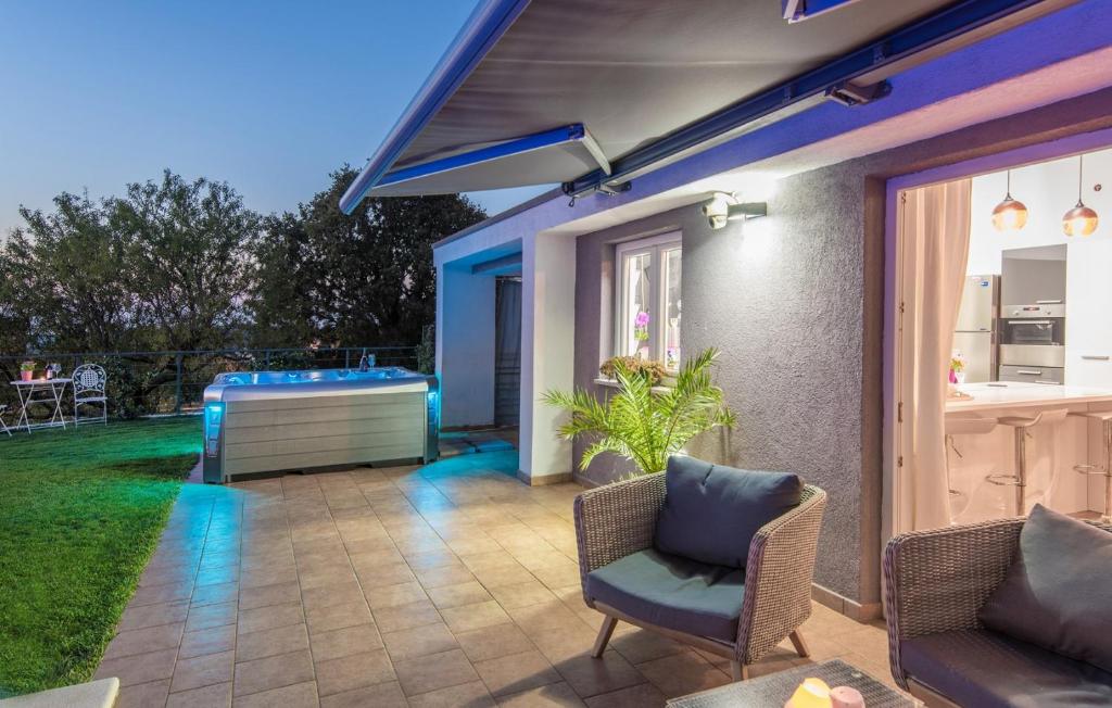 Część wypoczynkowa w obiekcie Modern Villa di Rovigno with Pool, Hot Tub and Sea View