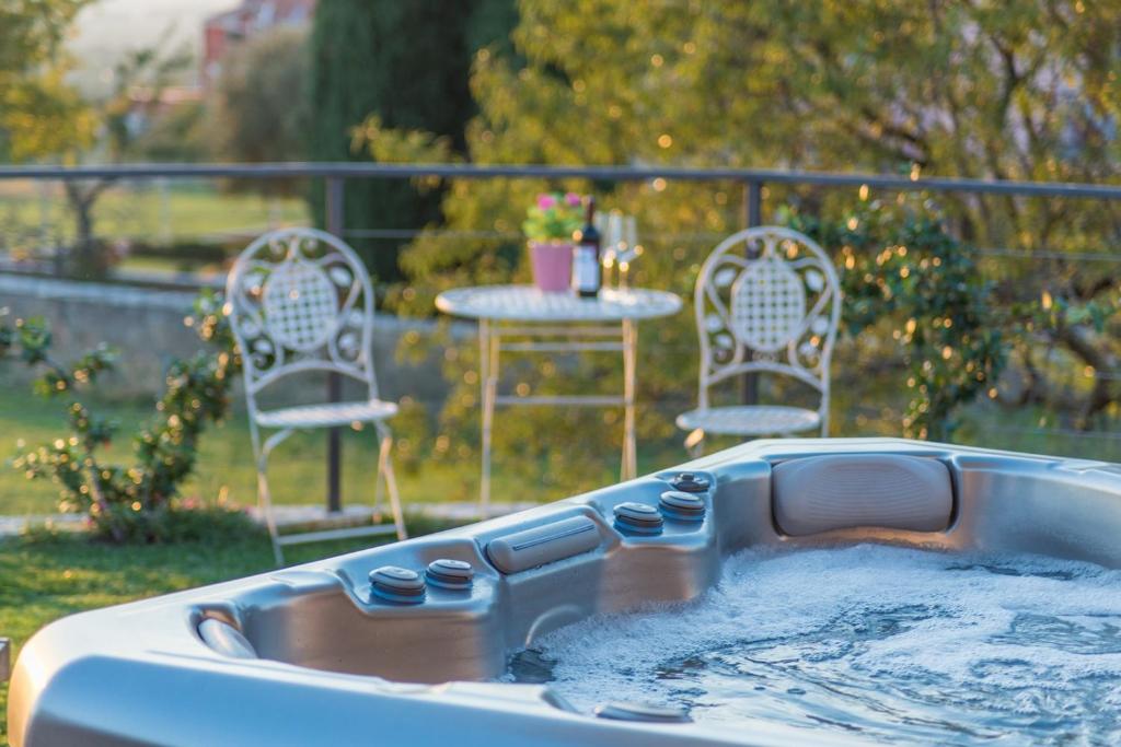 Ogród w obiekcie Modern Villa di Rovigno with Pool, Hot Tub and Sea View