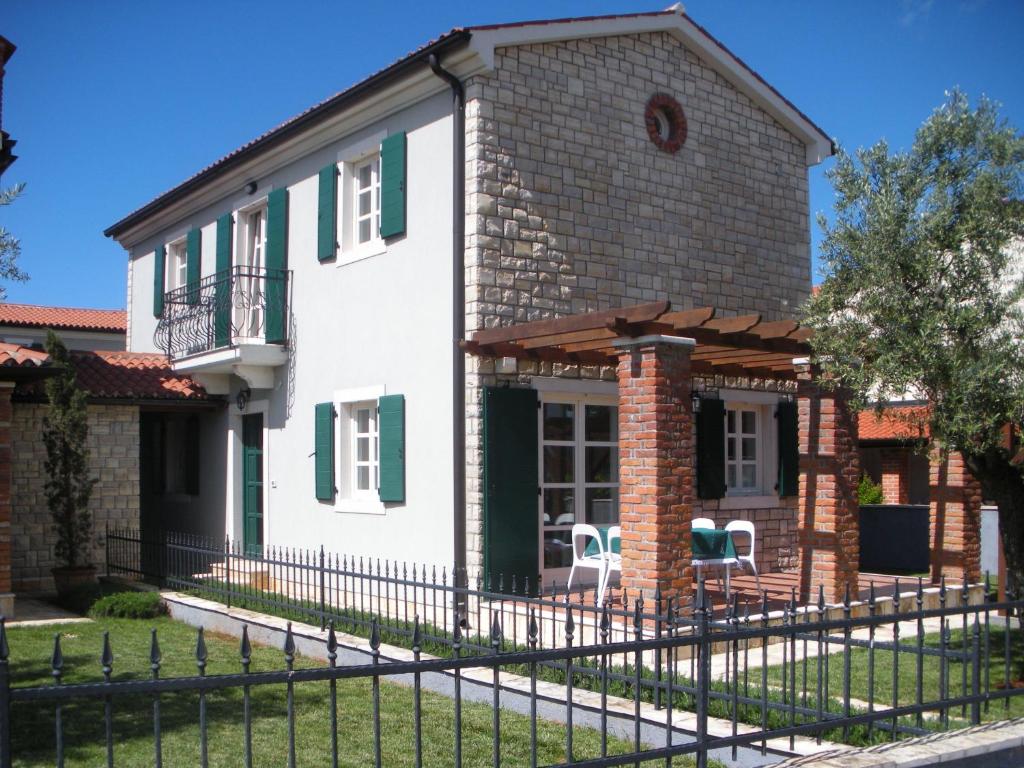 a house with a fence in front of it at Villa Petra in Poreč