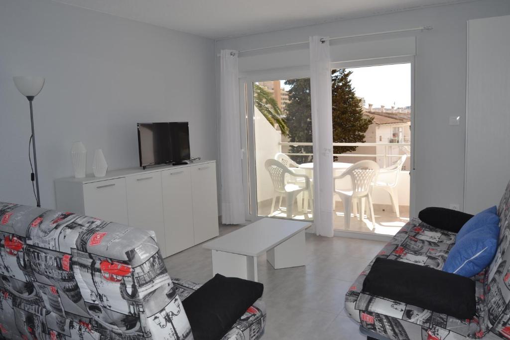 sala de estar con sofá y mesa en PRECIOSO APARTATAMENTO JUNTO AL MAR en Peñíscola