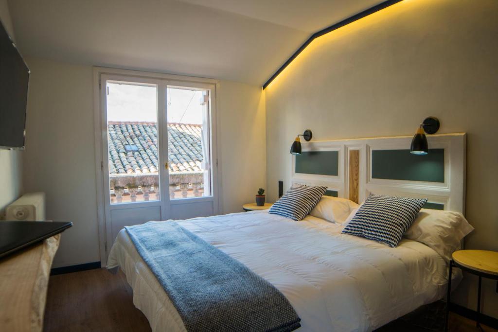 a bedroom with a large bed and a window at Alda Jolio Jaca in Jaca