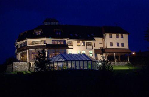 ein großes weißes Gebäude mit vielen Fenstern in der Unterkunft Bellevue Hotel and Resort in Bardejov