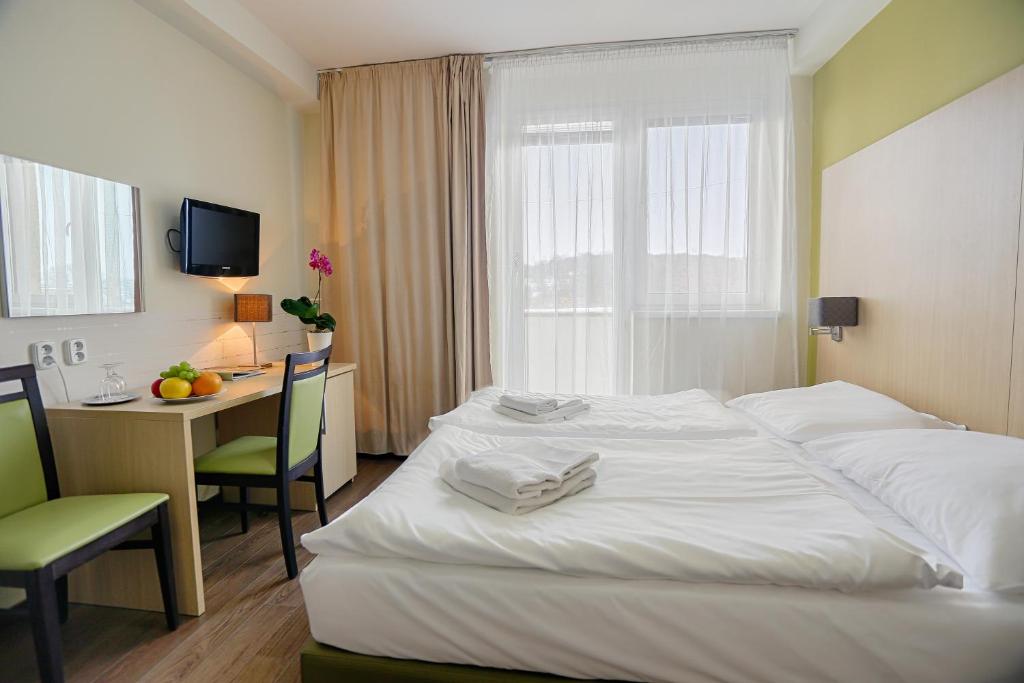 Postel nebo postele na pokoji v ubytování Ensana Spa Smrdáky