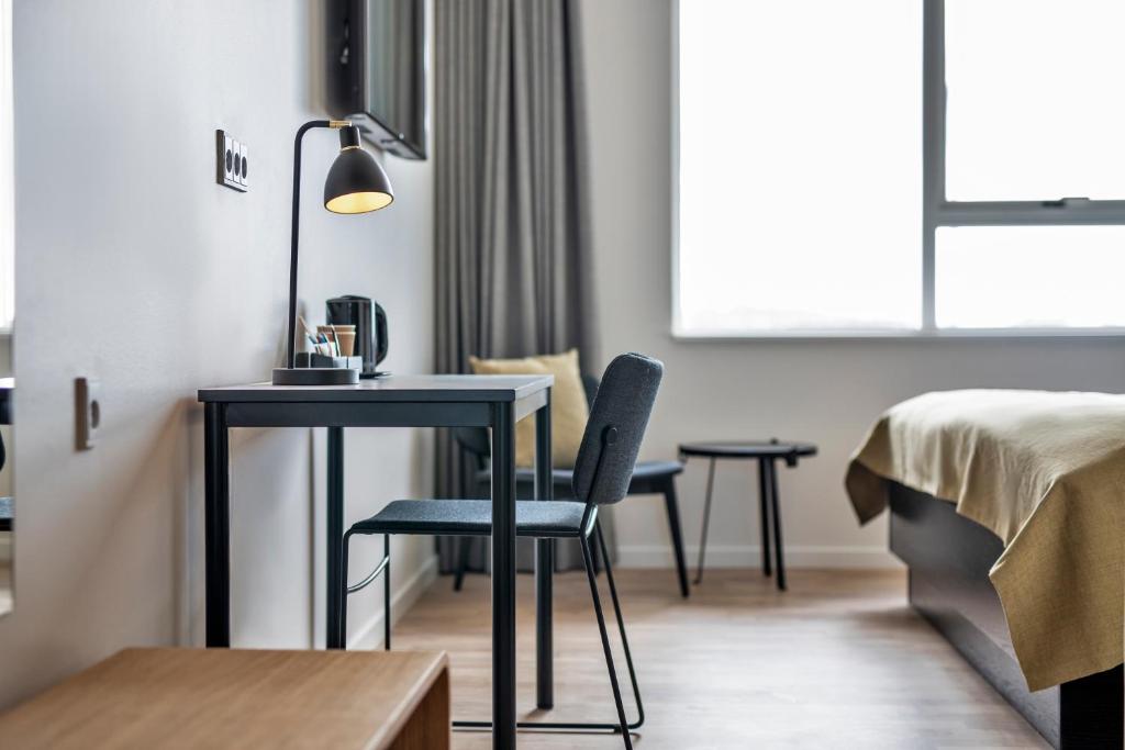 Postel nebo postele na pokoji v ubytování KOMPAS Hotel Aalborg