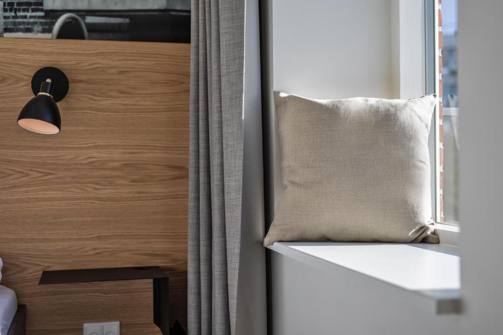 Postel nebo postele na pokoji v ubytování KOMPAS Hotel Aalborg