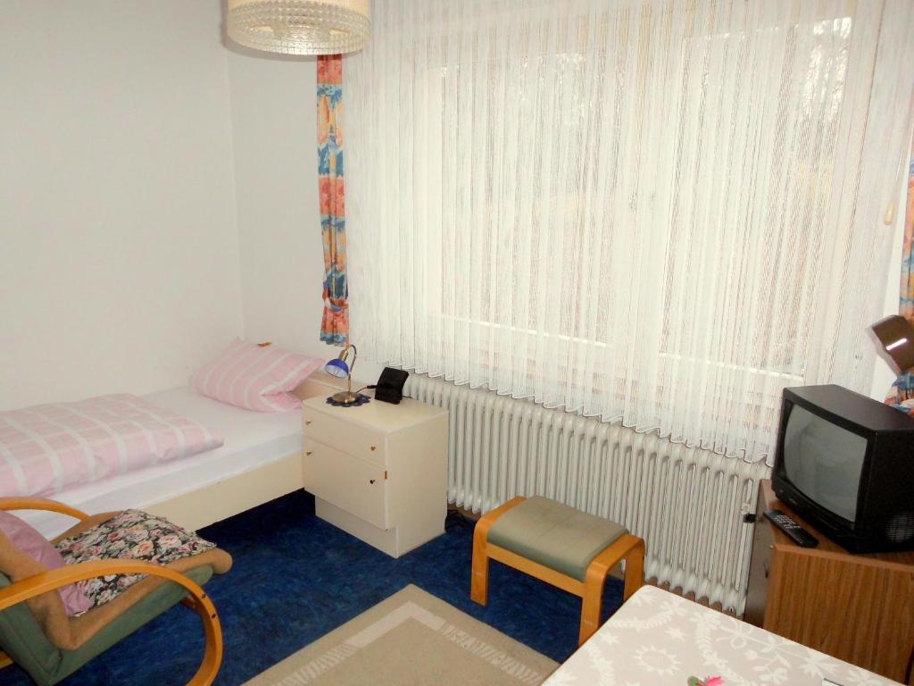 Postel nebo postele na pokoji v ubytování Hotel Haus Hellhohl Garni