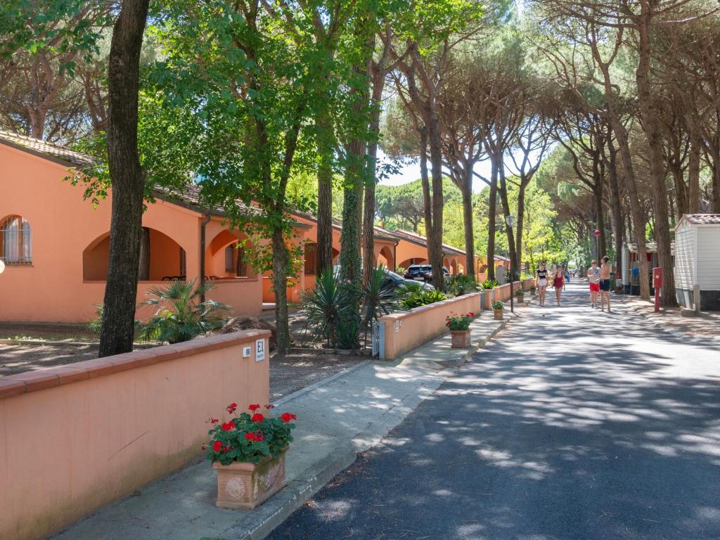ulica w parku z drzewami i kwiatami w obiekcie Semi-detached and spacious bungalow on the Adriatic coast w mieście Lido di Spina