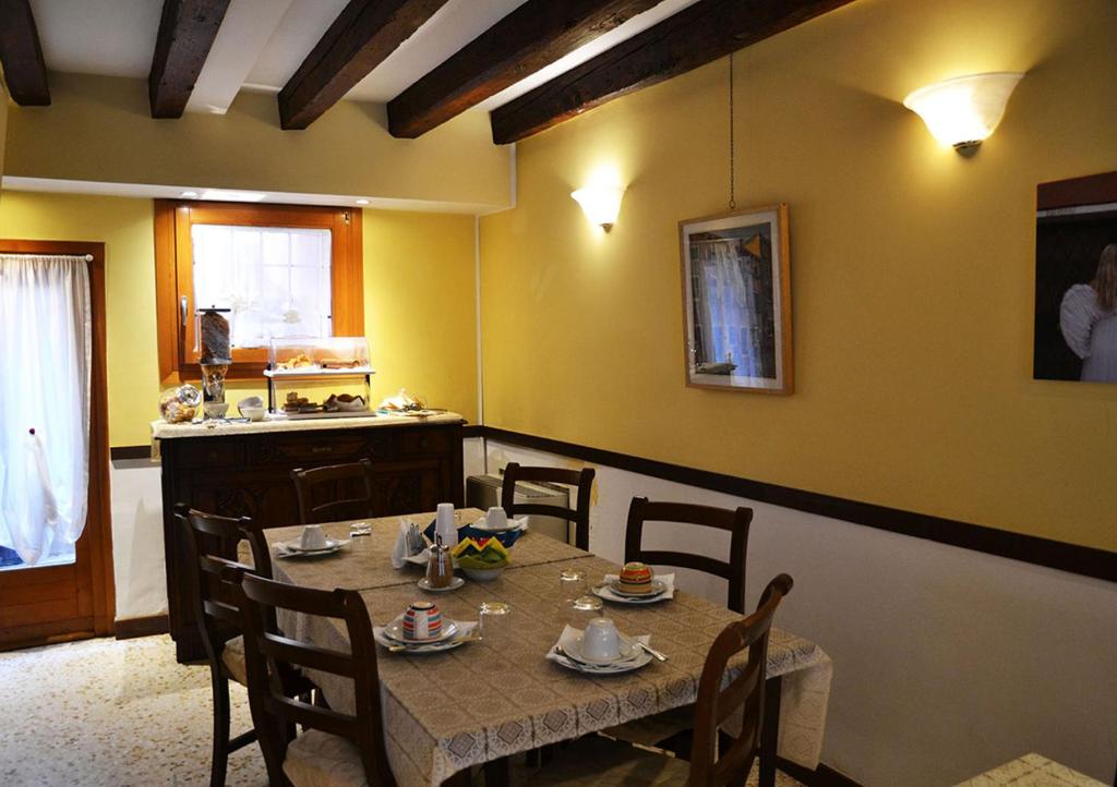 Příslušenství pro přípravu čaje a kávy v ubytování Oceano Mare B&B