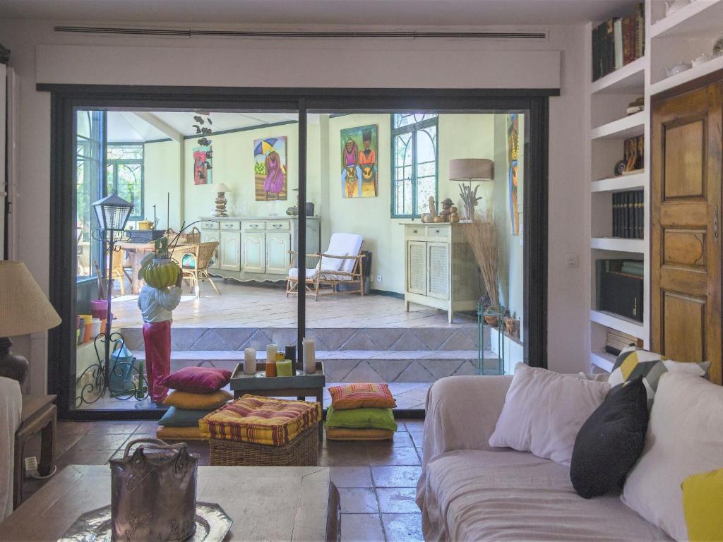 uma sala de estar com um sofá e uma porta aberta em Characteristic mansion in Fr jus with pool em Fréjus