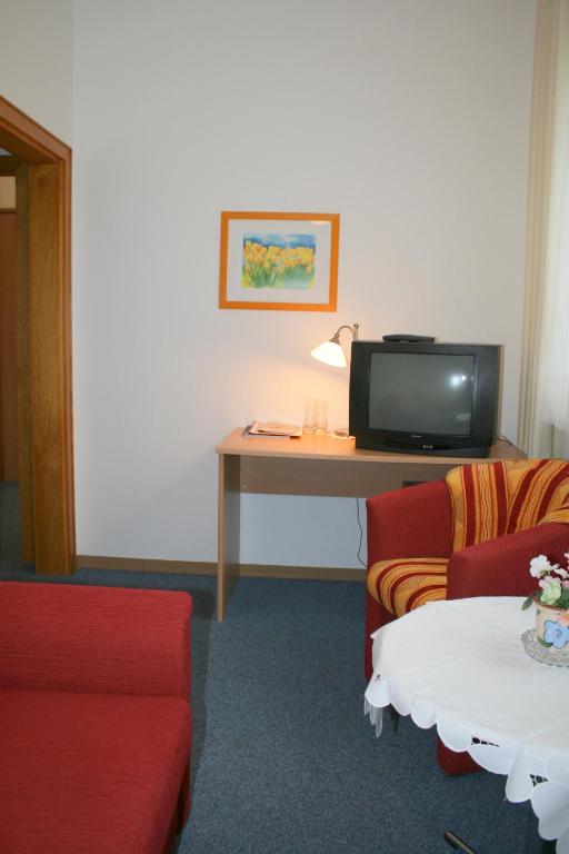 TV a/nebo společenská místnost v ubytování Hotel Haus Hellhohl Garni