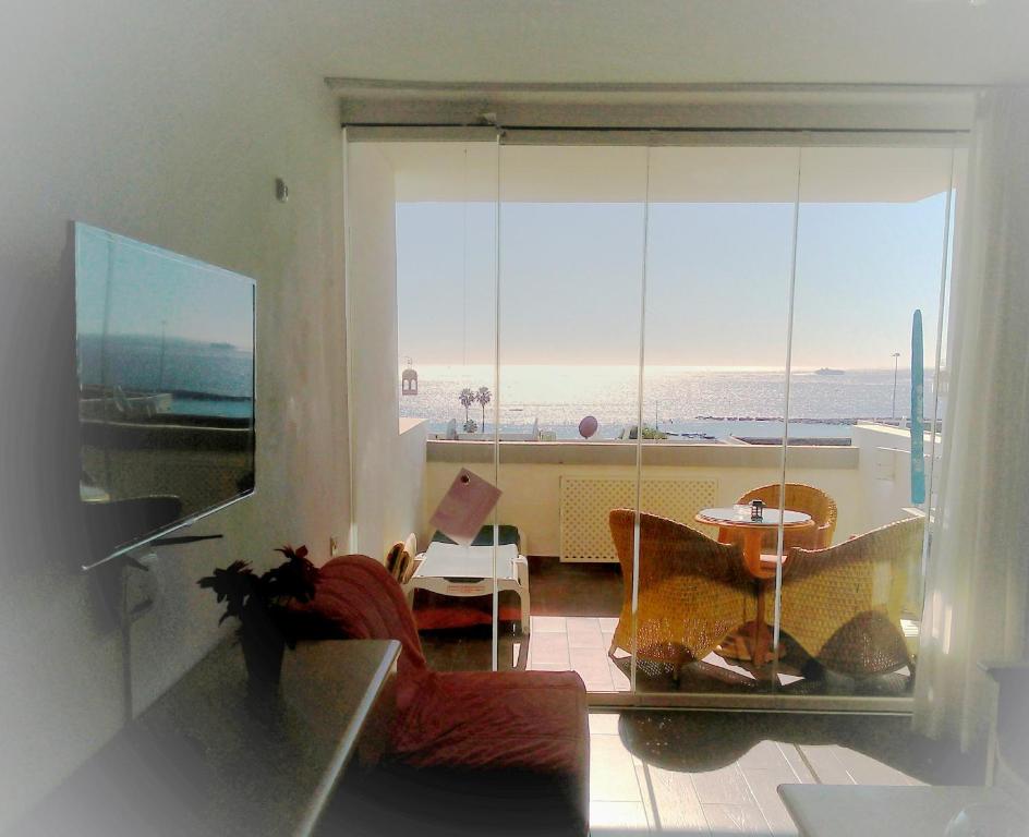 プラヤ・デ・ラス・アメリカスにあるAzahara Beach 405のリビングルーム(海の景色を望む大きな窓付)