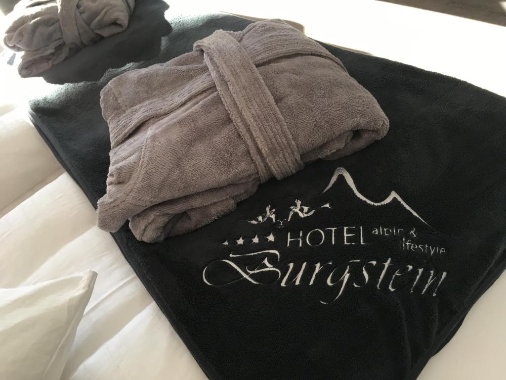 Postel nebo postele na pokoji v ubytování Hotel Burgstein - alpin & lifestyle