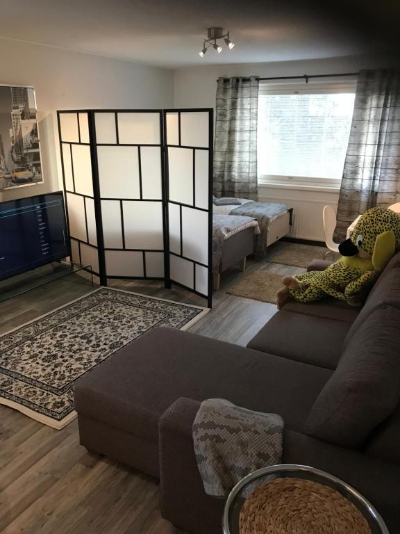 ein Wohnzimmer mit Sofa und Bett in der Unterkunft Residence 4 in Tampere
