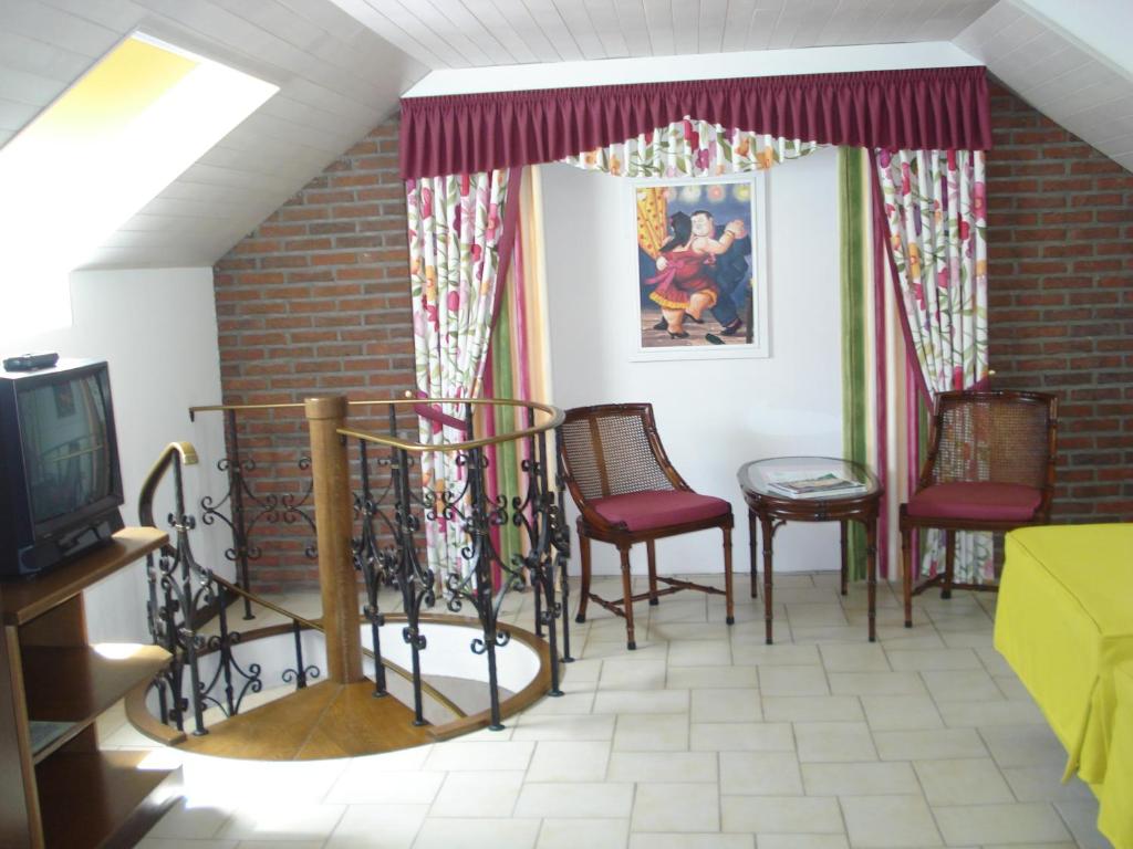 TV a/nebo společenská místnost v ubytování Charme - Hotel Lindenhof