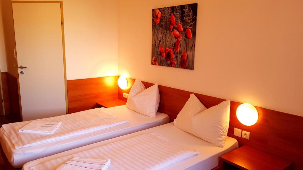 Ένα ή περισσότερα κρεβάτια σε δωμάτιο στο OEKOTEL Traiskirchen