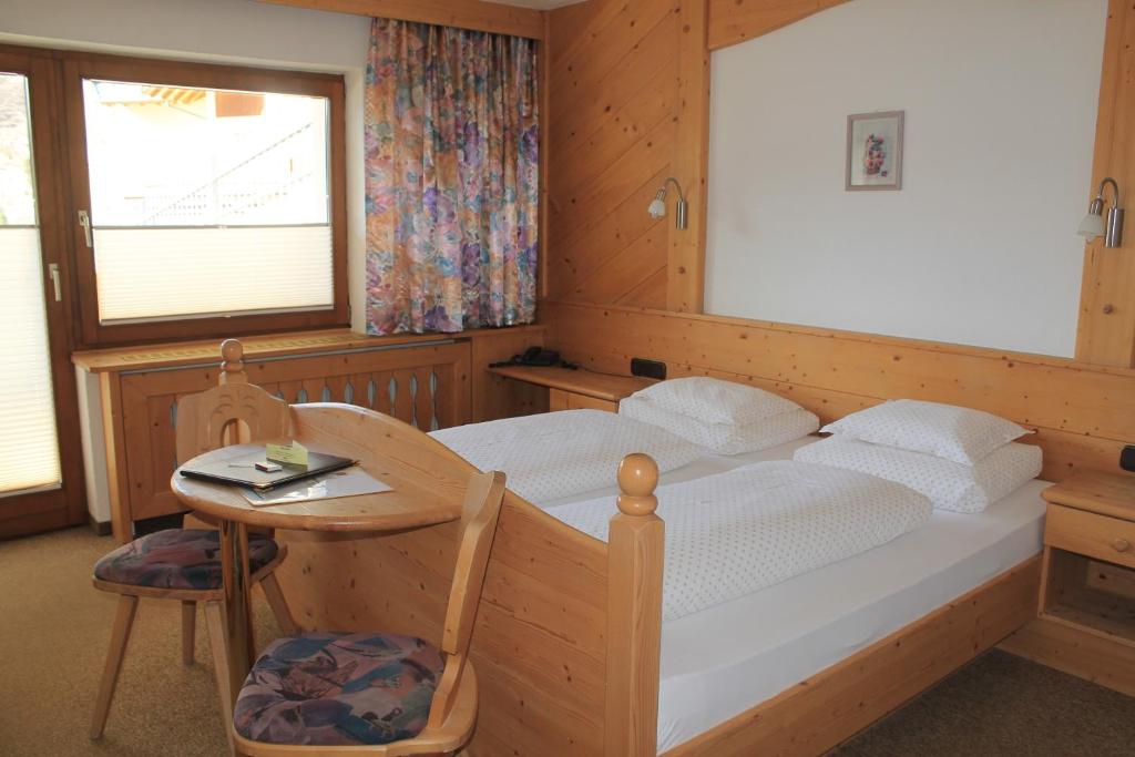 Кровать или кровати в номере Martinshof