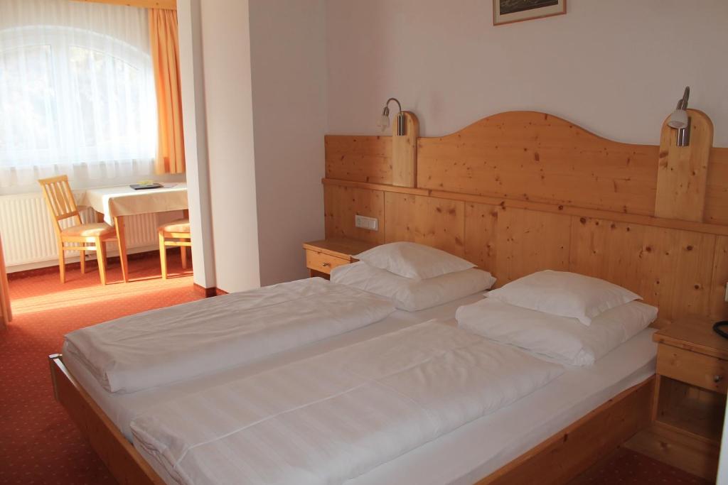 Кровать или кровати в номере Martinshof
