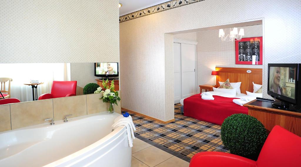 Postel nebo postele na pokoji v ubytování Hotel Schieferhof - GlasLUST