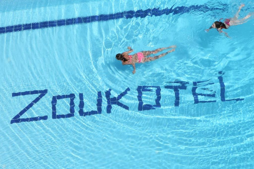 Bazén v ubytovaní Zoukotel Hotel alebo v jeho blízkosti