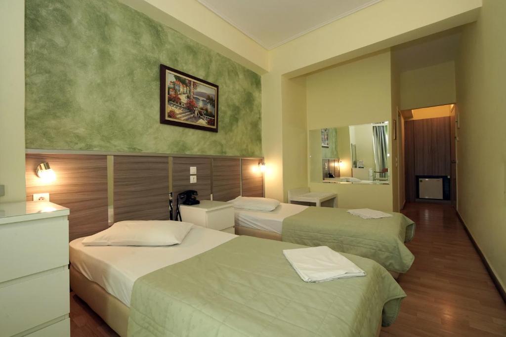 Postel nebo postele na pokoji v ubytování Socrates Hotel