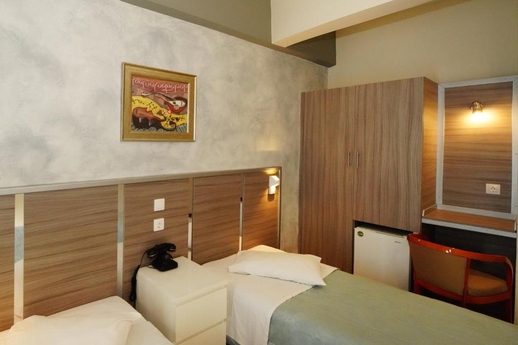 Postel nebo postele na pokoji v ubytování Socrates Hotel