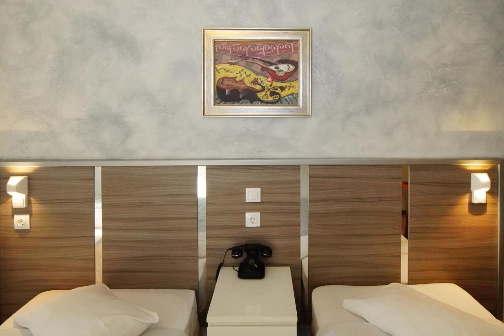 Postel nebo postele na pokoji v ubytování Socrates Hotel