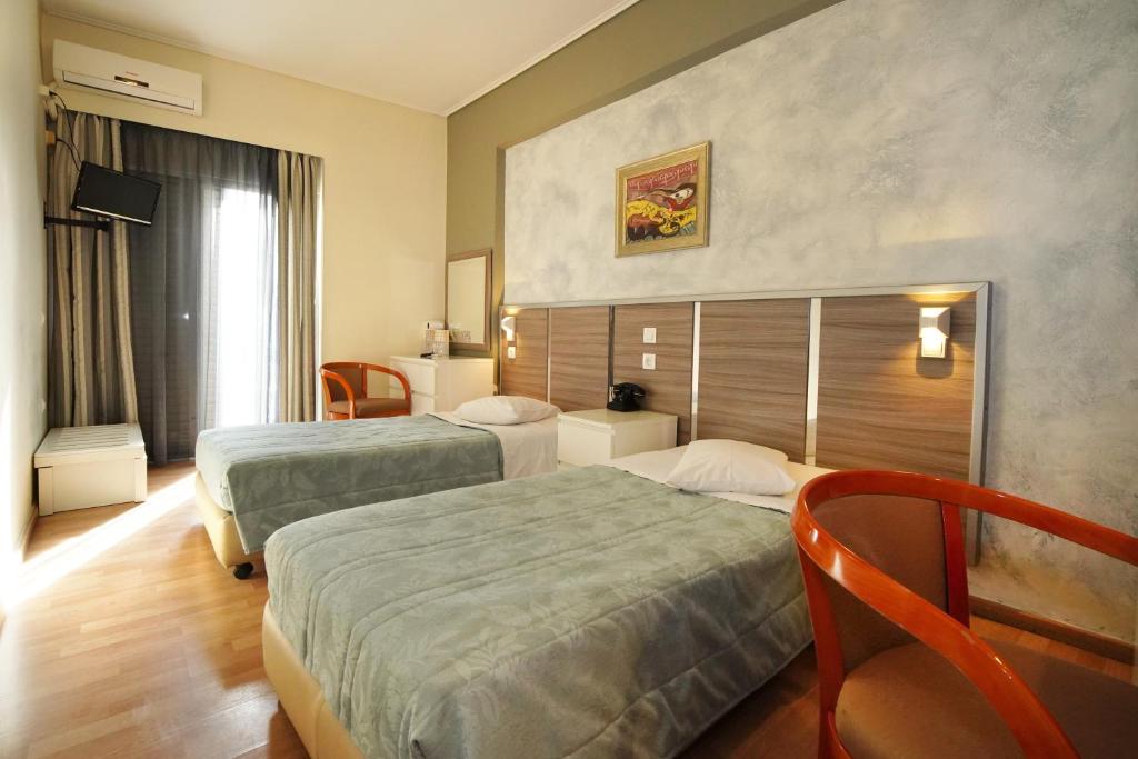 Llit o llits en una habitació de Socrates Hotel
