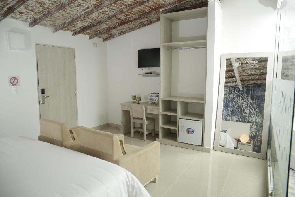 TV a/nebo společenská místnost v ubytování HOTEL HABANA REAL