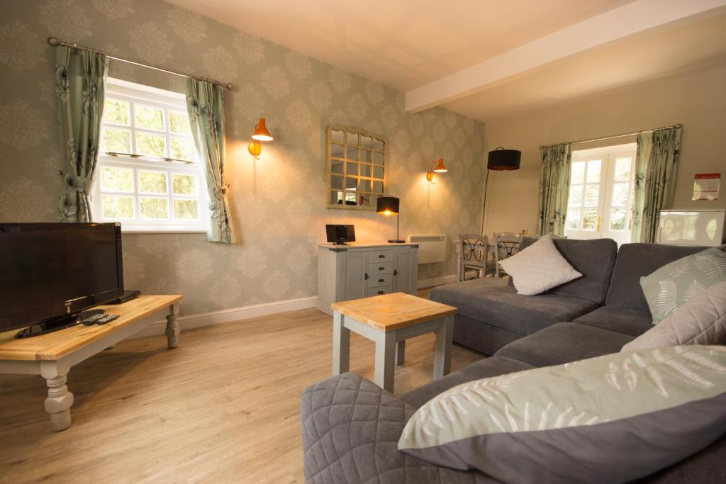 A seating area at Tissington Cottage- Darwin Lake Holiday Village