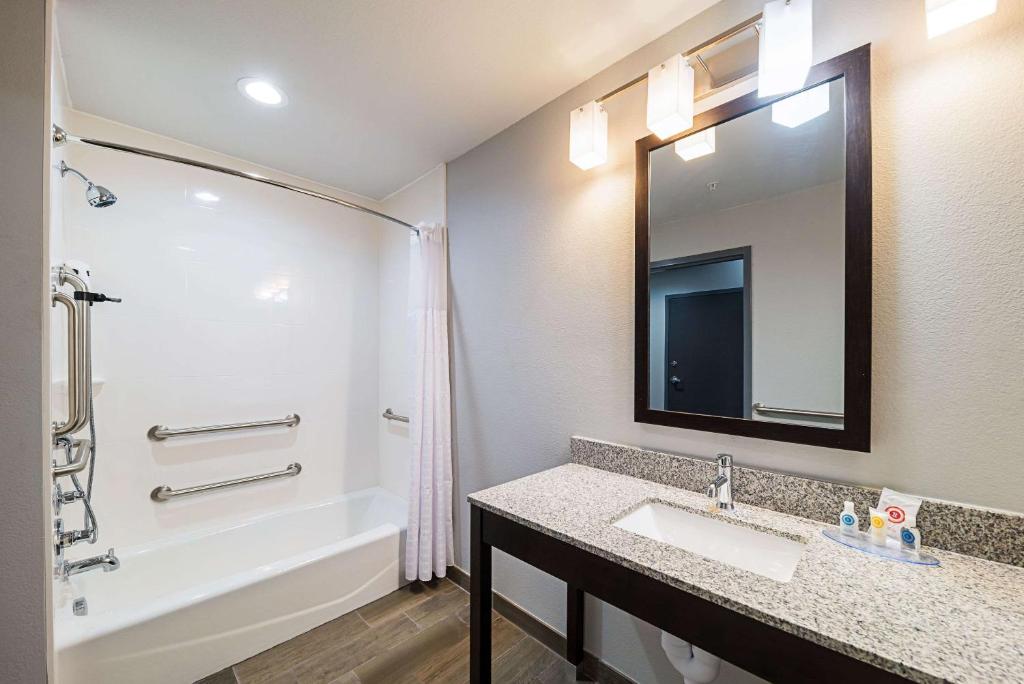 Comfort Inn & Suites Oklahoma City near Bricktown - King Suite: Accesible/no Fumar
