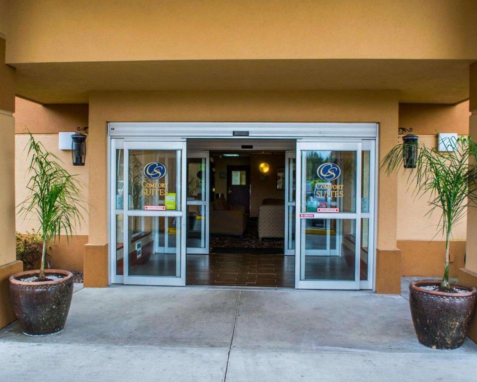 un accès à un bâtiment avec des portes coulissantes en verre dans l'établissement Comfort Suites Portland Southwest, à Portland