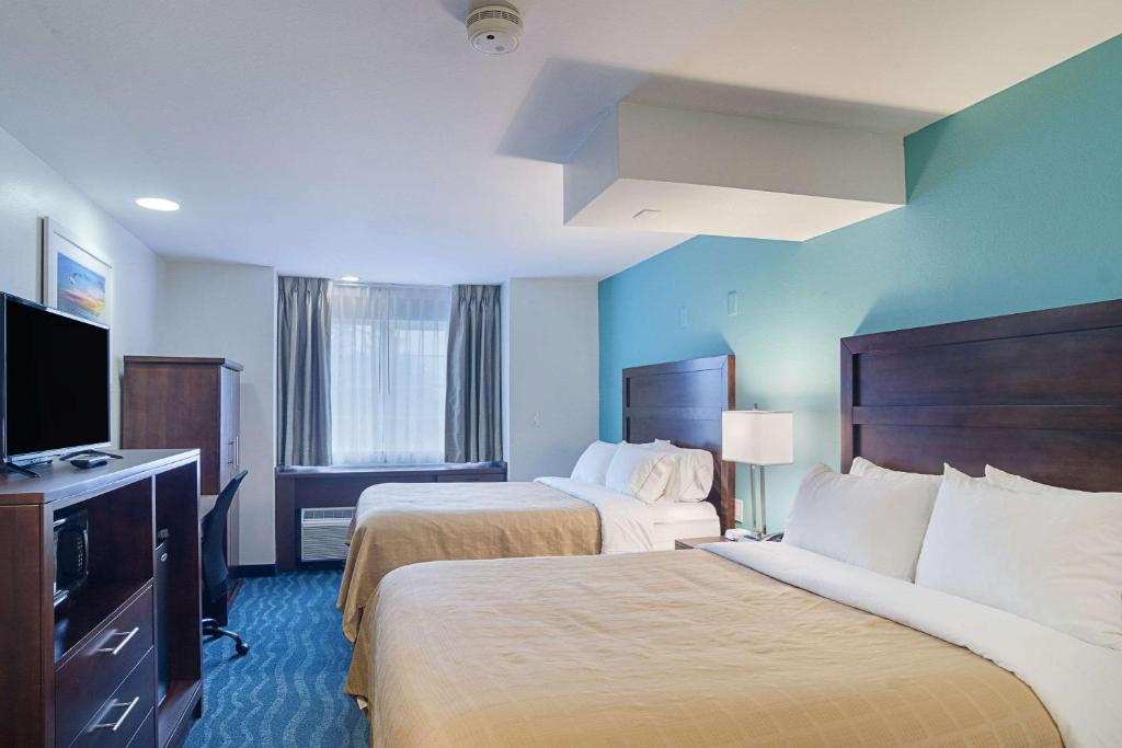 Postel nebo postele na pokoji v ubytování Quality Inn Seaside
