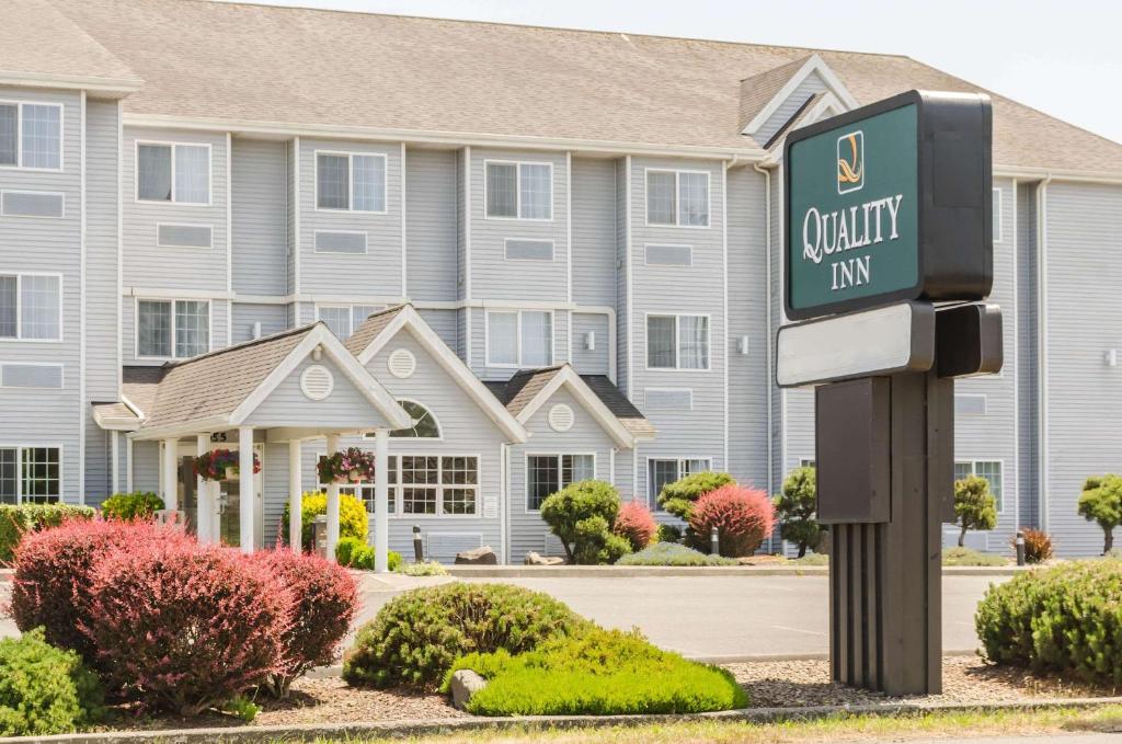 a hotel sign in front of a building at Quality Inn Seaside in Seaside