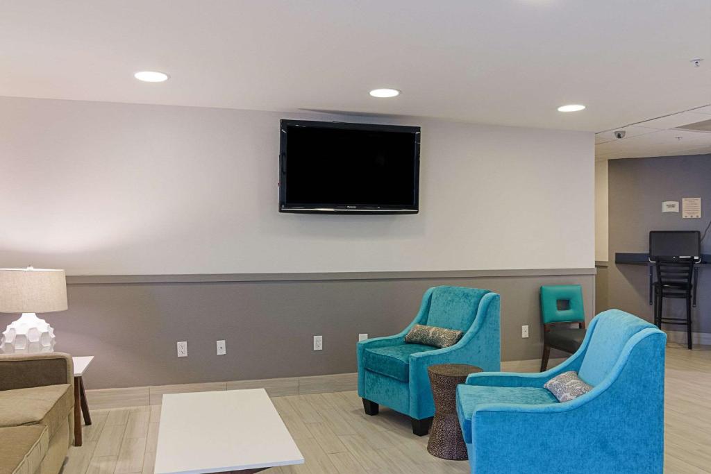 TV a/nebo společenská místnost v ubytování Quality Inn Seaside