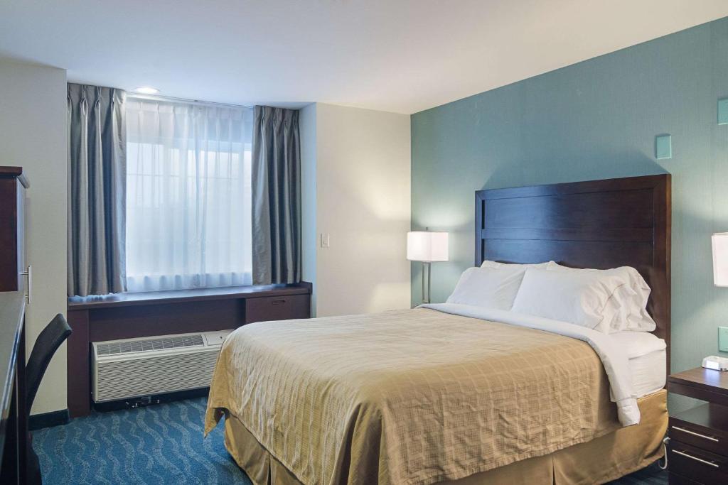 Postel nebo postele na pokoji v ubytování Quality Inn Seaside