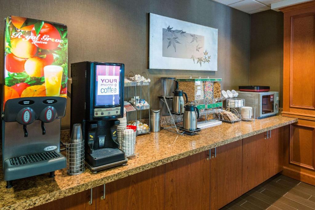 Příslušenství pro přípravu čaje a kávy v ubytování Comfort Suites Springfield-Eugene