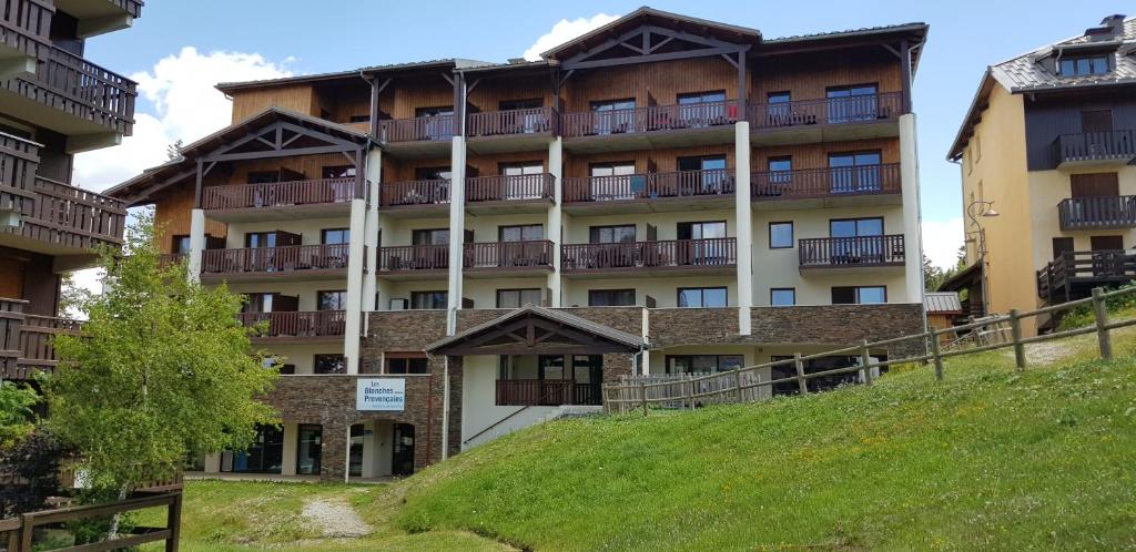 an apartment building with balconies on a hill at Les Blanches Provençales in Selonnet