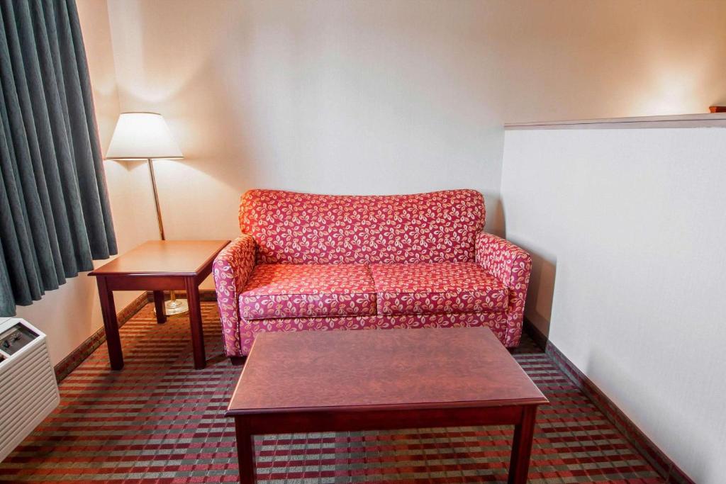 Posezení v ubytování Bridgeway Inn & Suites