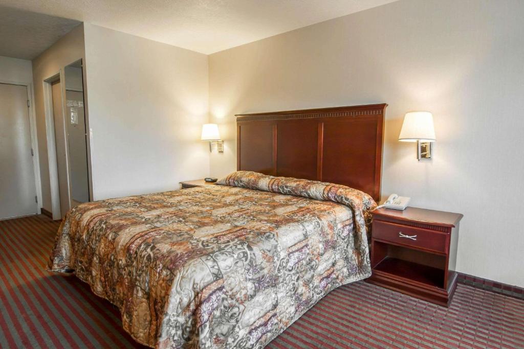 Postel nebo postele na pokoji v ubytování Bridgeway Inn & Suites