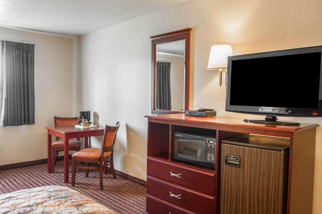 Kuchyň nebo kuchyňský kout v ubytování Bridgeway Inn & Suites