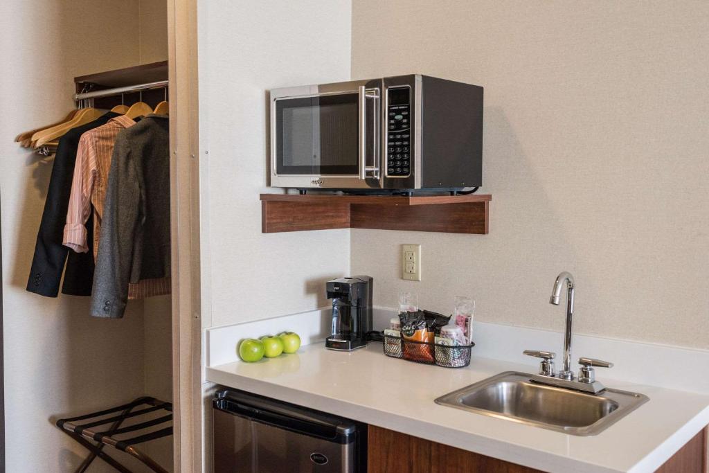 Kuchyň nebo kuchyňský kout v ubytování Comfort Suites Springfield-Eugene