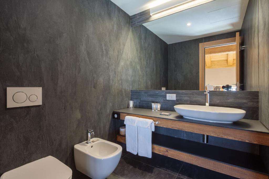 A bathroom at Excelsior Planet