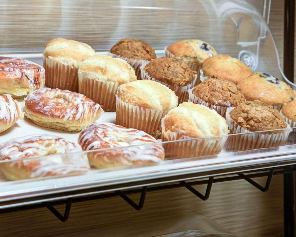 eine Vitrine voller Gebäck und Donuts. in der Unterkunft Quality Inn Florence in Florence