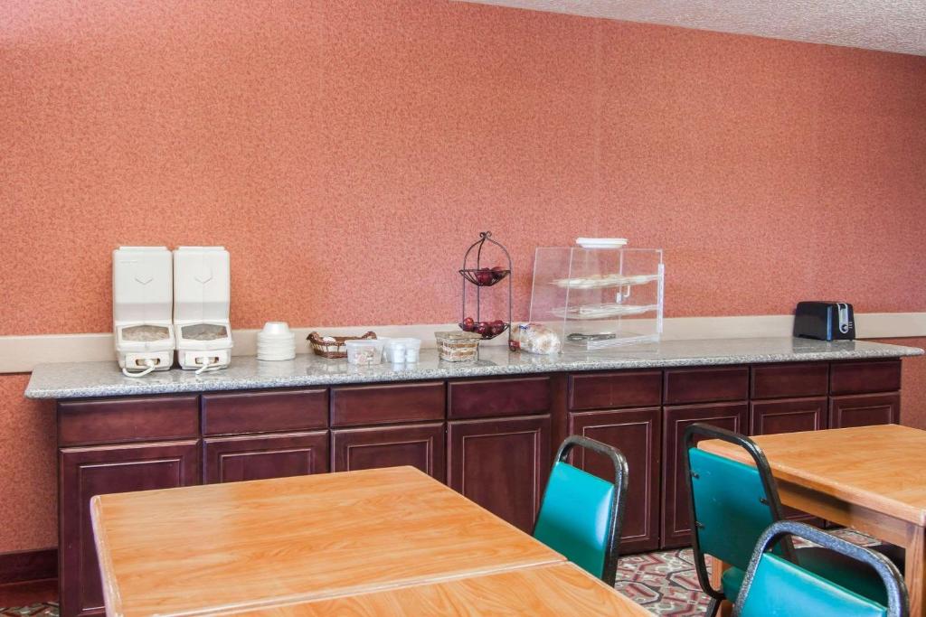 Kuchyň nebo kuchyňský kout v ubytování Bridgeway Inn & Suites