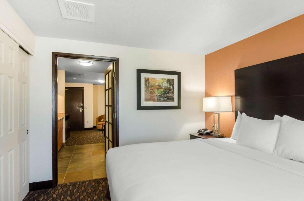 Postel nebo postele na pokoji v ubytování Comfort Inn & Suites Ashland