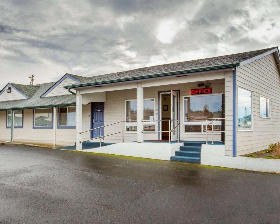 a building with a sign that reads pizza at Rodeway Inn in Newport