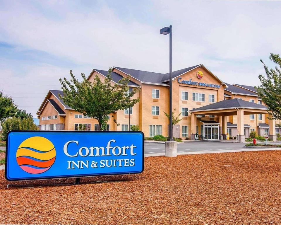 uma placa em frente a um edifício com uma estalagem e suites confortáveis em Comfort Inn & Suites Creswell em Creswell
